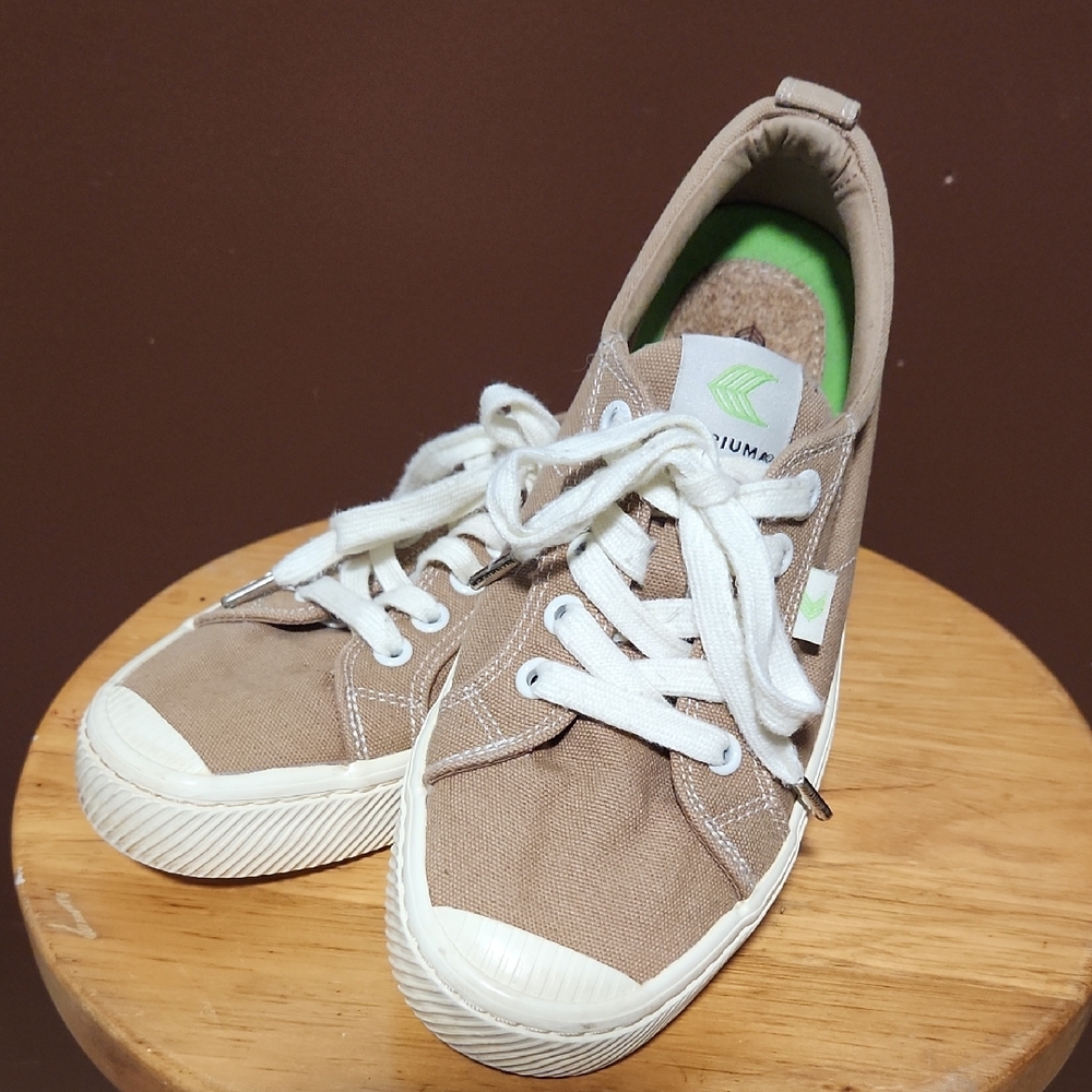 CARIUMA Tan Laceup Sneakers